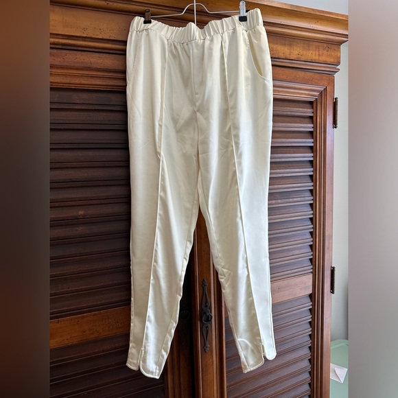 S’edge Satin set Marshmallow Pants L with elastic band. V neck top size L NWT - Picture 2 of 7